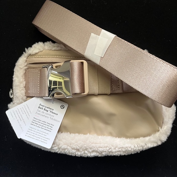 Lululemon Everywhere Fleece Belt Bag.  Ivory/Cream.  NWT - Picture 6 of 8